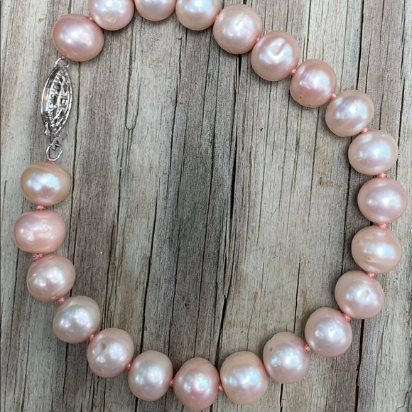 Pearl pink cultured bracelet dainty Pearl closure. Very nice. - Picture 6 of 9